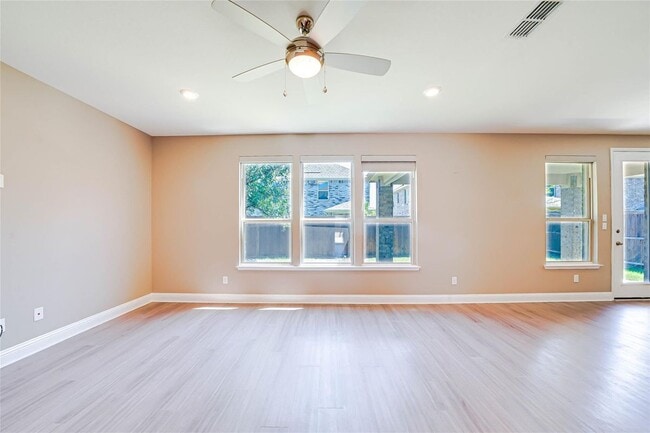 Building Photo - 410 Club House Dr