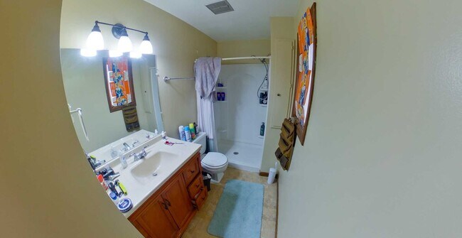 Foto del edificio - 3D Tour Available - Huge House + 2-Car Gar...