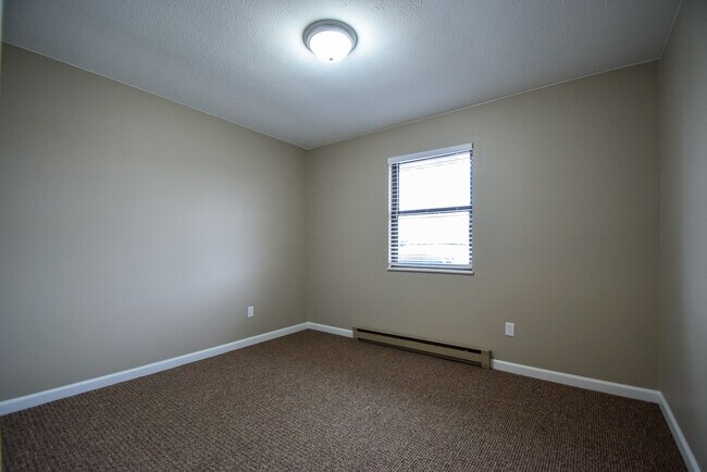 Building Photo - 3425 Redbud Dr
