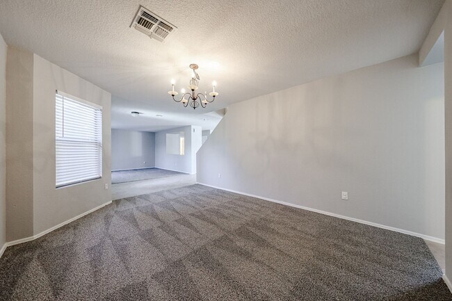 Foto del edificio - Recently Remodeled! Introducing a stunning...