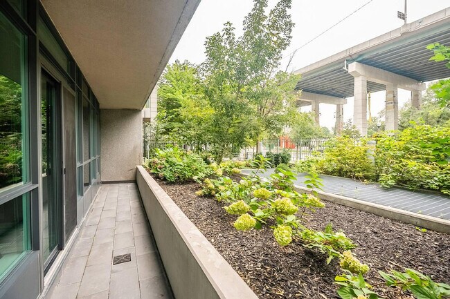 Building Photo - 250 Fort York Blvd