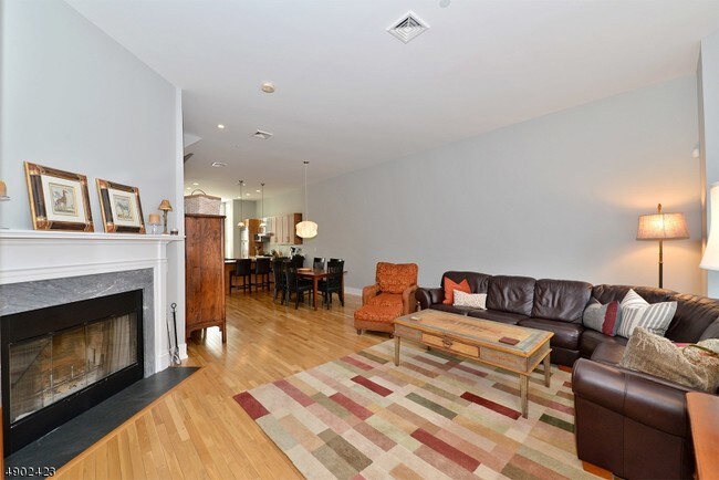 Foto del edificio - 8 Edgewood Rd