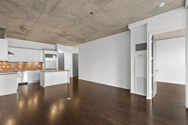 Building Photo - Beautiful streeterville condo