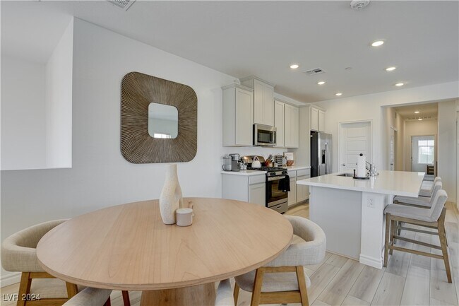 Foto del edificio - 600 N Carriage Hill Dr