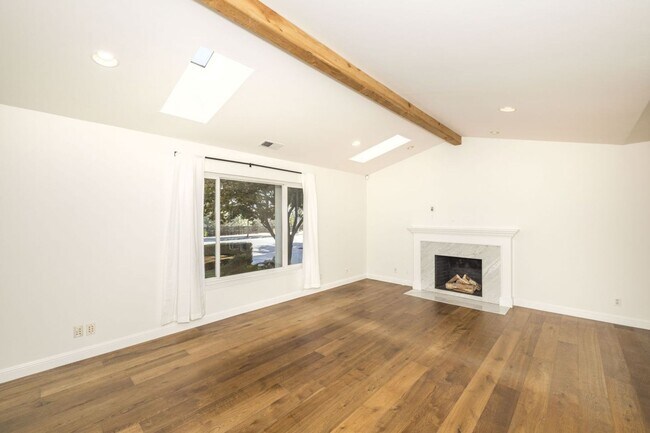 Building Photo - Wonderfully Updated 3 Bed, 2 Bath Home in ...