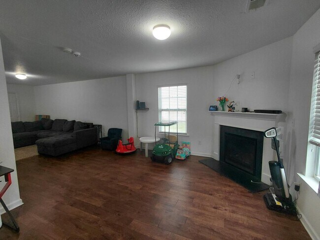 Building Photo - 836 Chariot Way