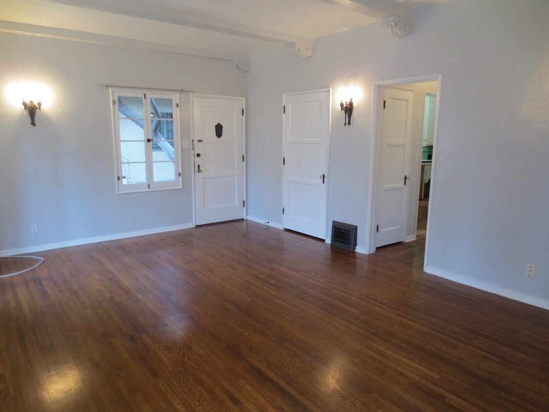 Primary Photo - 626 N Windsor Blvd