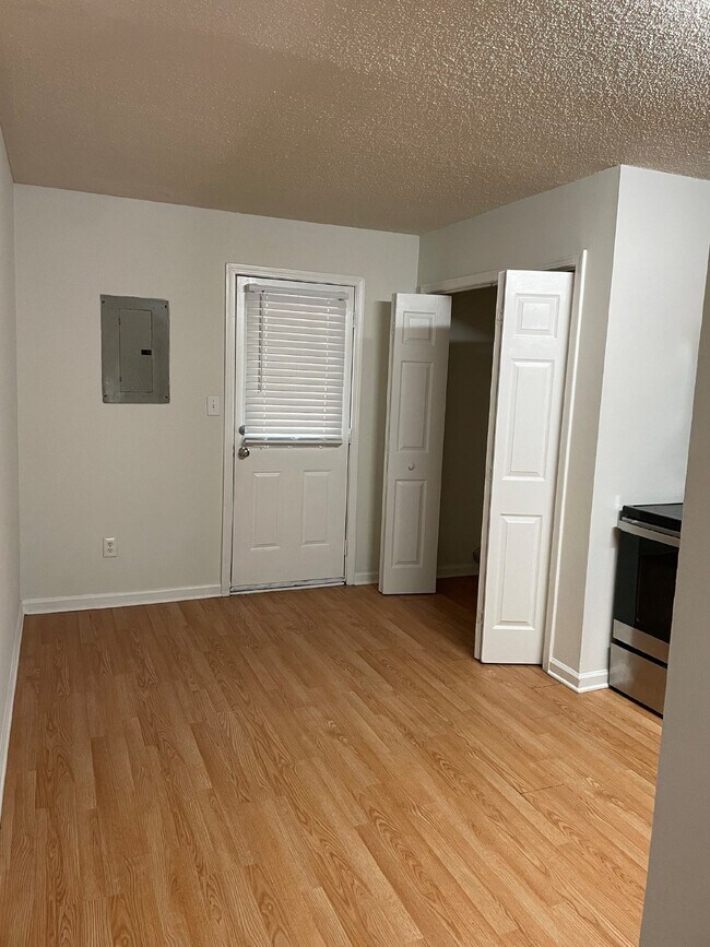 Foto del edificio - Very nice 2 bedroom and 1 bath apartment located in downtown Concord!