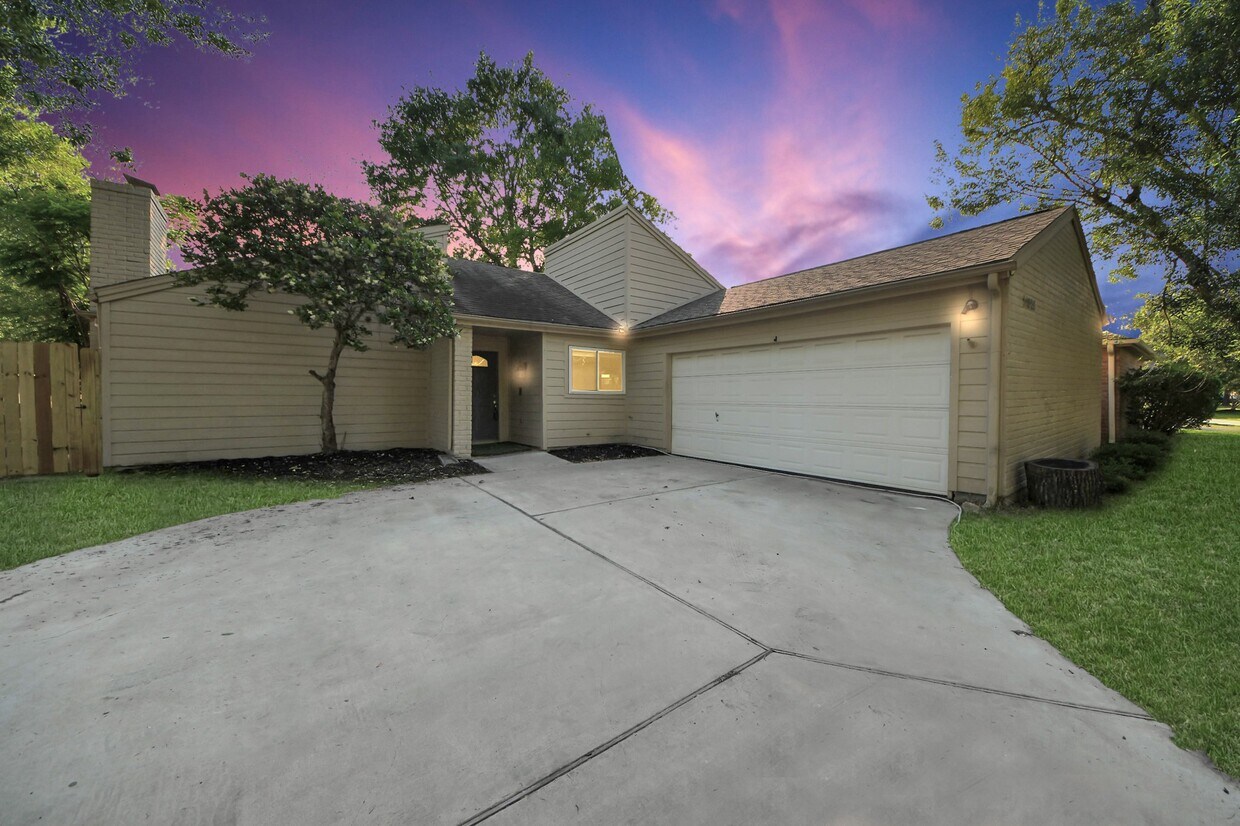 Foto principal - 11923 Briar Forest Dr