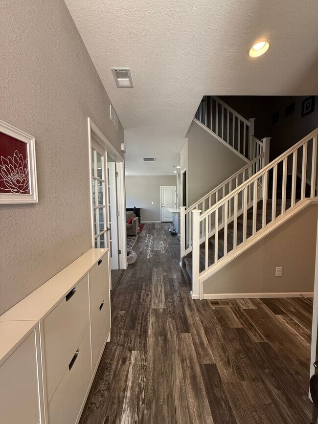Building Photo - Luxury & Convenience with modern upgrades ...