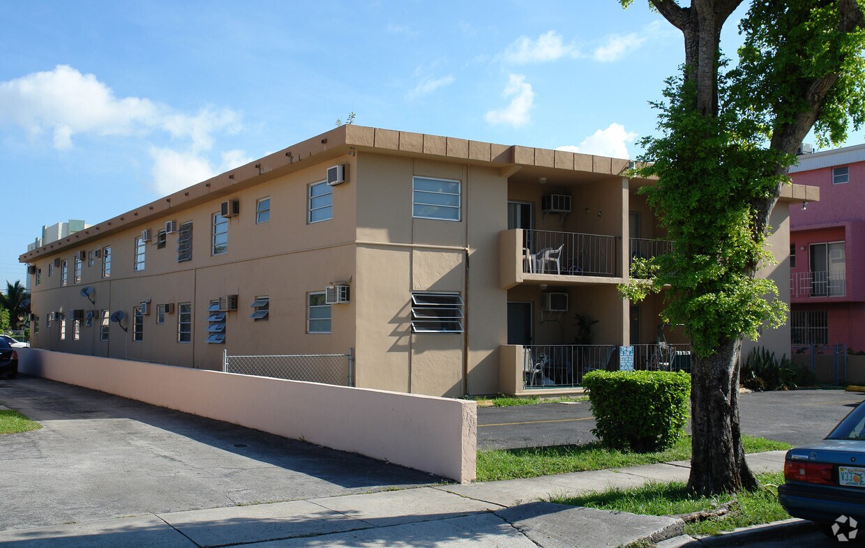 Building Photo - 2005 SW 5th St
