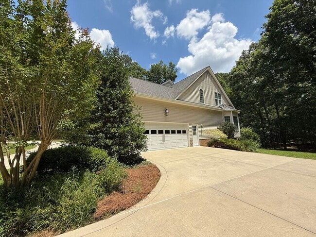 Foto del edificio - 3021 Hickory Tree Pl