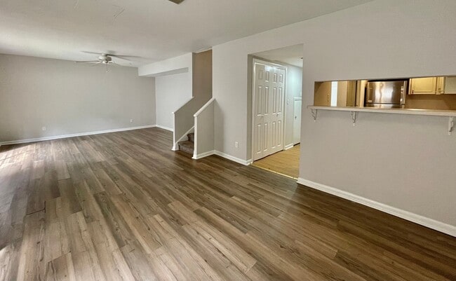 Building Photo - 2 BEDROOM 1 BATHROOM CONDOMINIUM IN OAK BR...