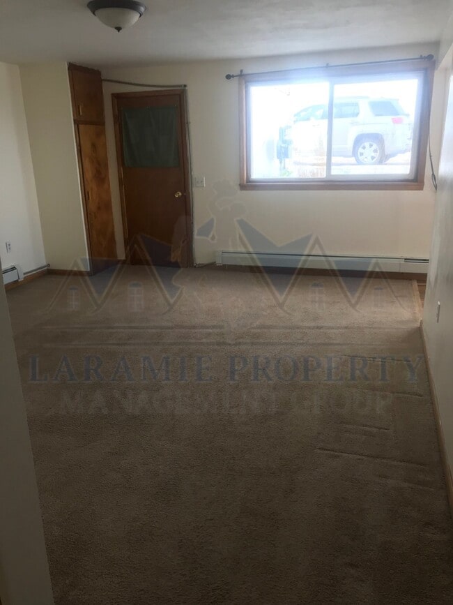 Building Photo - 2 Bed 1 Bath Apartment