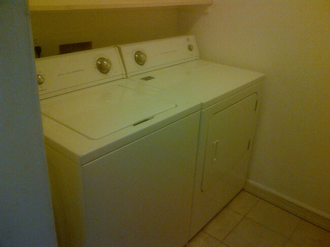 Tiled in unit laundry - 23400 Middlebelt Rd