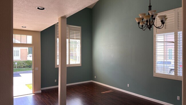 Foto del edificio - Spacious two-story home with functional layout and strong natural light in a well-maintained Ocea...