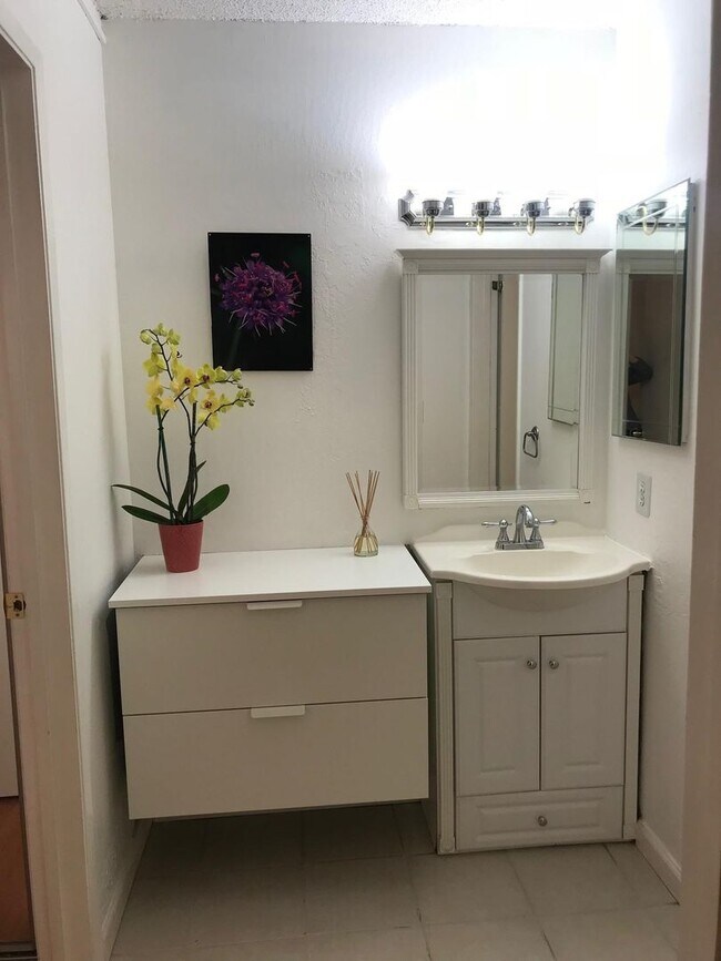 Foto del edificio - Spacious 1 bedroom with wood laminate floo...