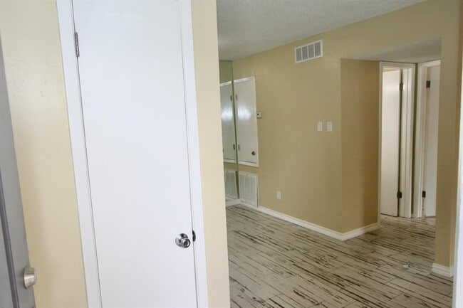 Building Photo - 17331 Red Oak Dr