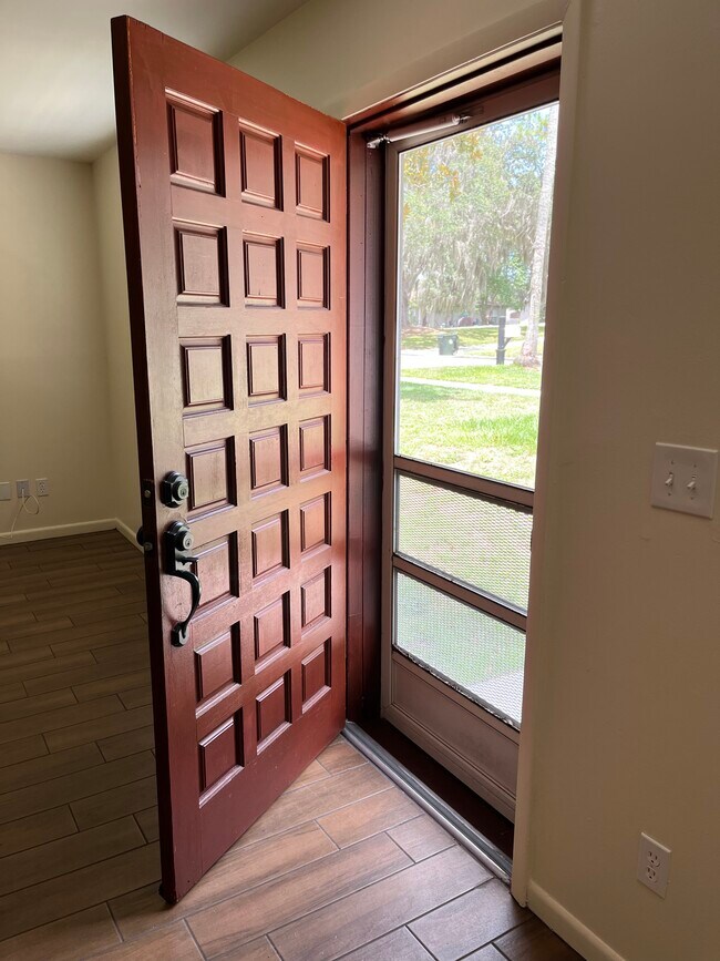 Puerta principal con mosquitera - 1260 5th St