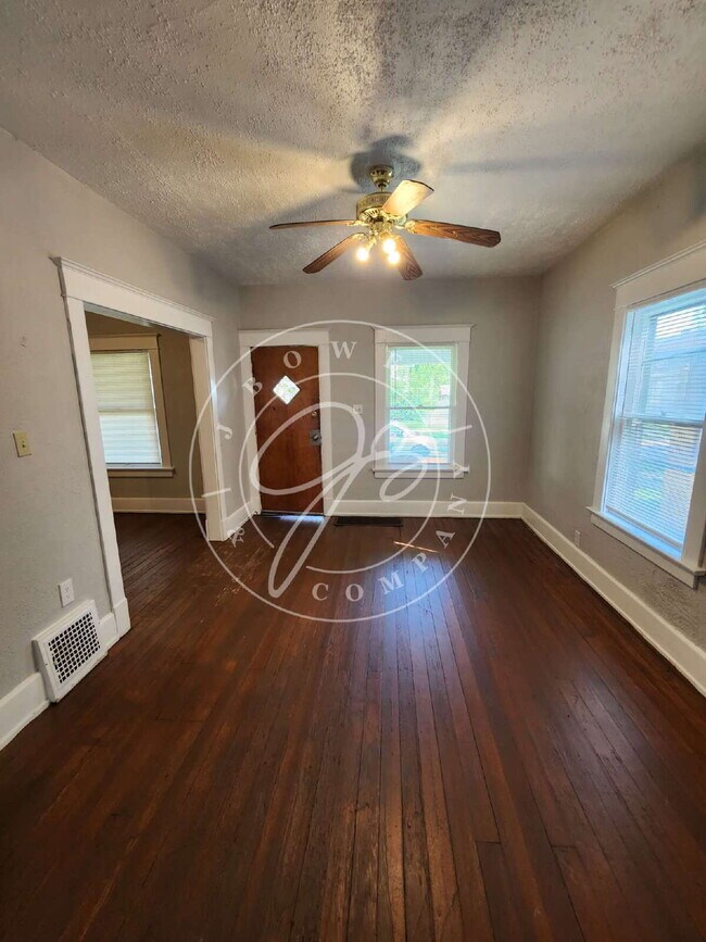 Foto del edificio - 3 bed 1 bath with bonus room on 1st floor