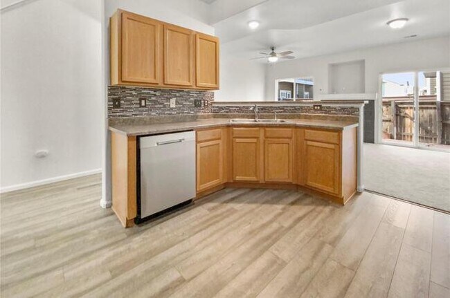 cocina con lavavajillas y barra - 14700 E 104th Ave