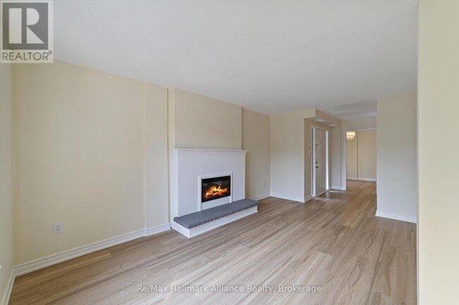 Building Photo - 2051 Glenada Crescent