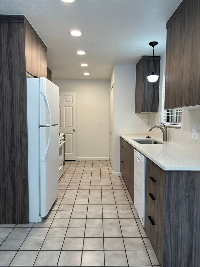 Foto del edificio - Upgraded Upstairs Duplex w/ Large Backyard!