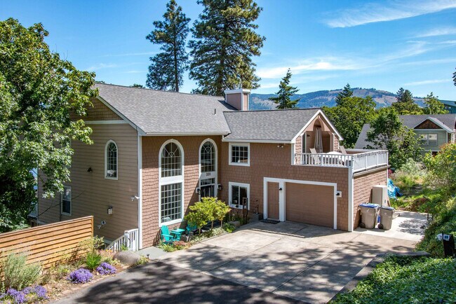 Building Photo - 320 Serpentine Rd