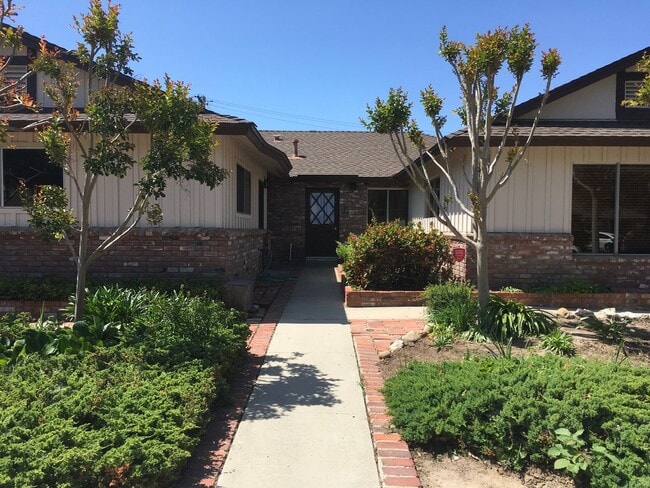Foto del edificio - Charming Vintage 3BR/1.5BA Corner Lot Home...