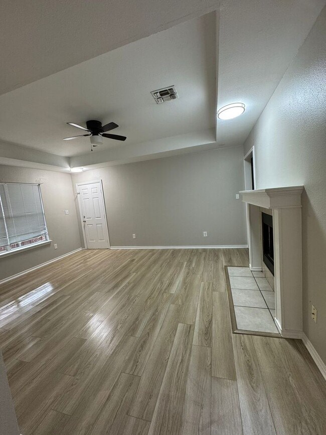 Building Photo - Live in the lap of luxury!