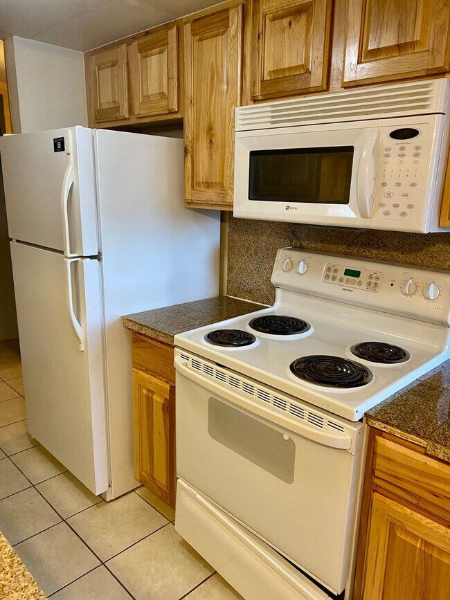 Building Photo - Available for 2026-2027 Pre-Leasing! 3 Bed...