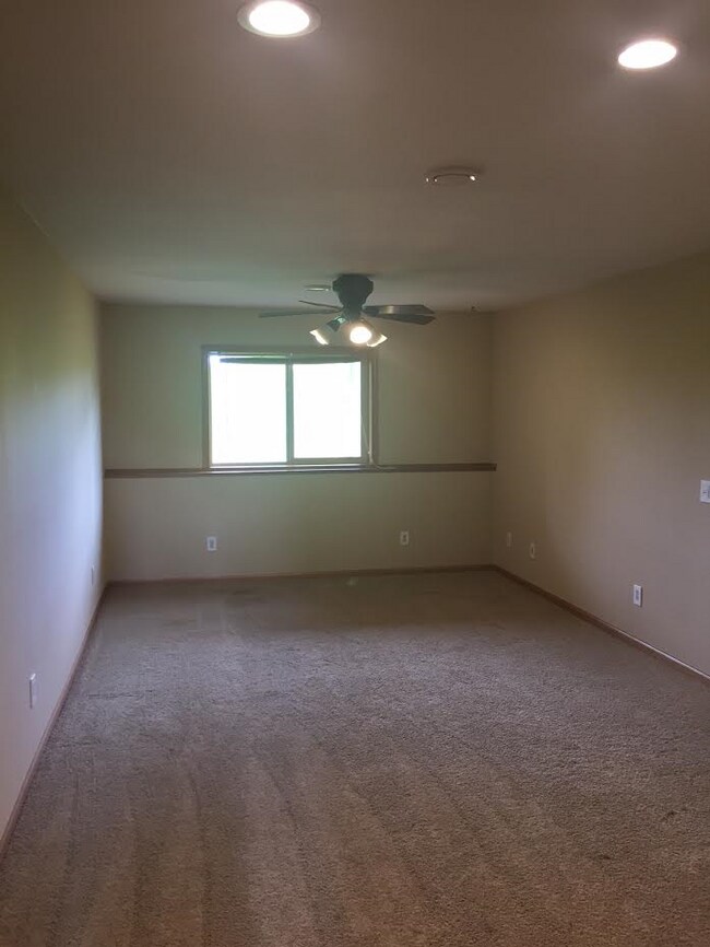 dormitorio de la planta baja - 15604 84th St NE