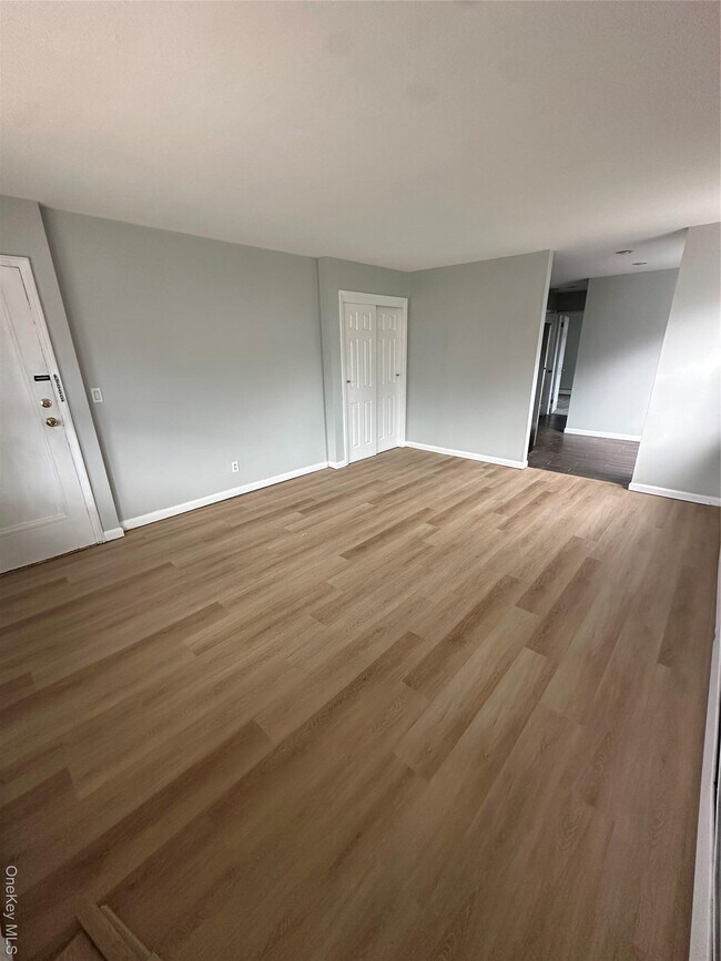 Foto del edificio - 665 E Broadway