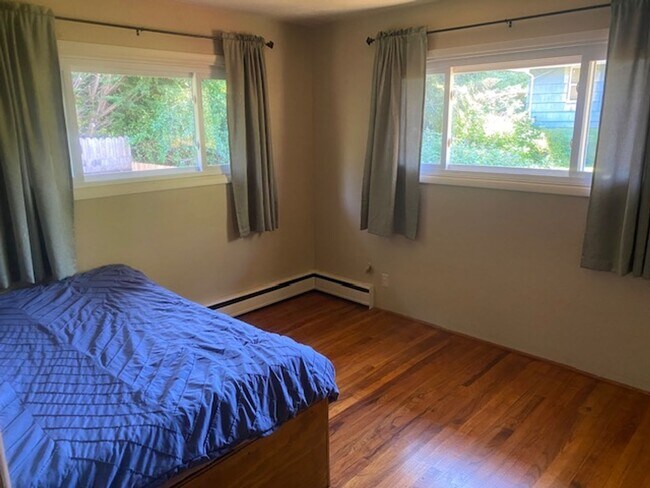 Building Photo - Beautifully Landscaped 3 bdrm, 2 bath Hous...