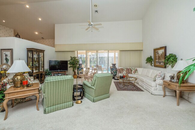 Building Photo - 3965 Woodlake Dr