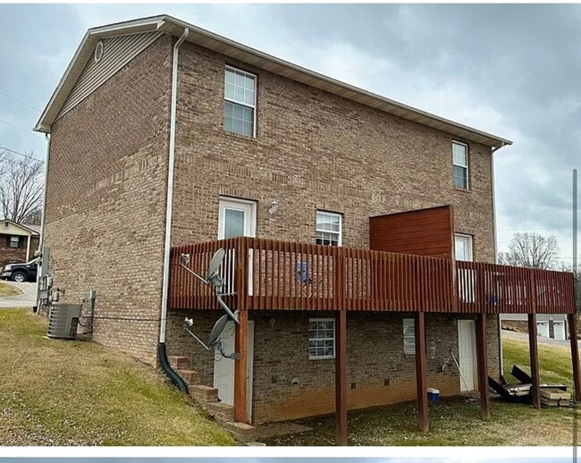 Building Photo - 1202 Deer Ln