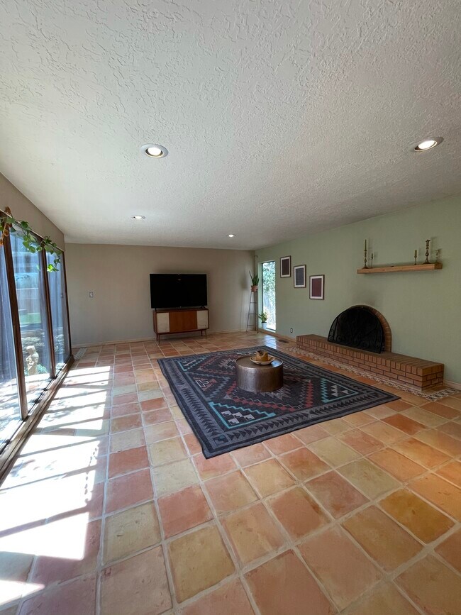 Building Photo - 3325 Rio Bravo Blvd SW