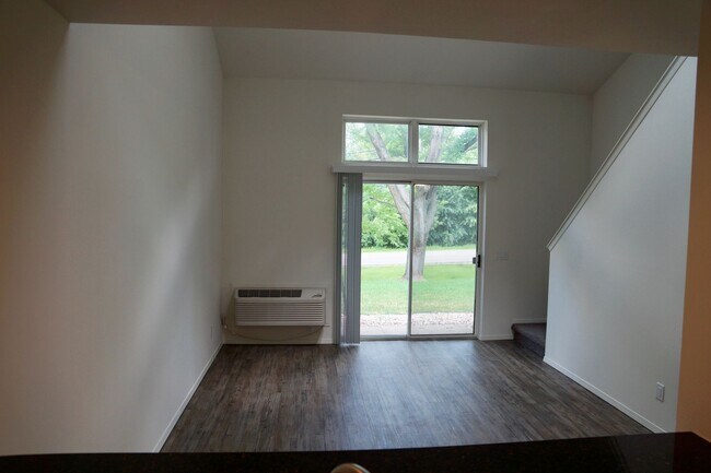 Building Photo - Great Arboretum location - lofted units - ...