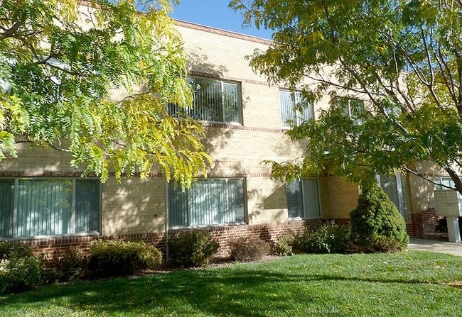 Building Photo - 1422 Leyden