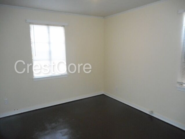 Building Photo - 1528 Lamar Cv