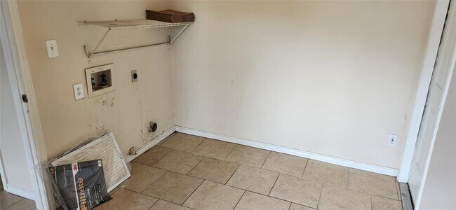 Building Photo - 8811 Clearbrook Trail