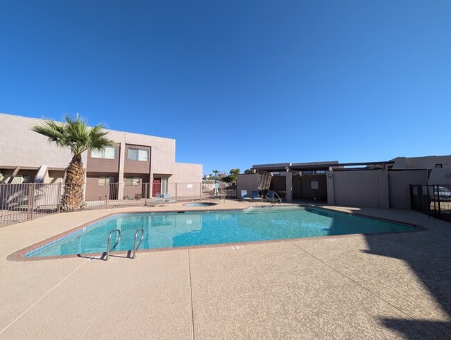 Foto del edificio - Los Prados Townhome with in unit laundry