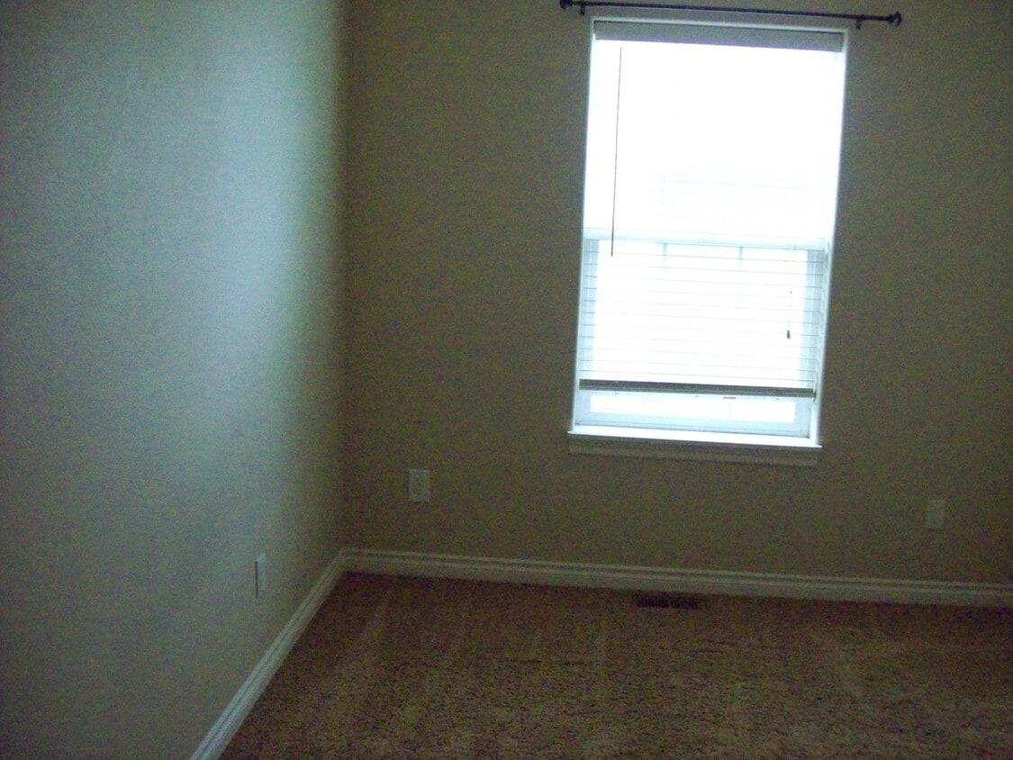 Building Photo - Like New Duplex