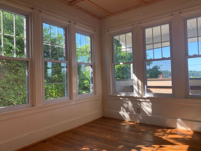 Foto del edificio - 4 Bedroom/ 1 Bathroom House - Great View (...
