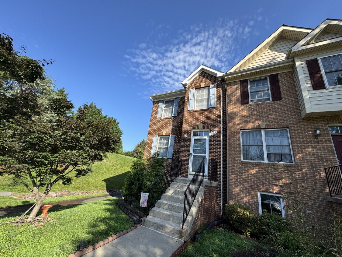 Foto del edificio - Spacious End-Unit Townhome in a Prime Comm...