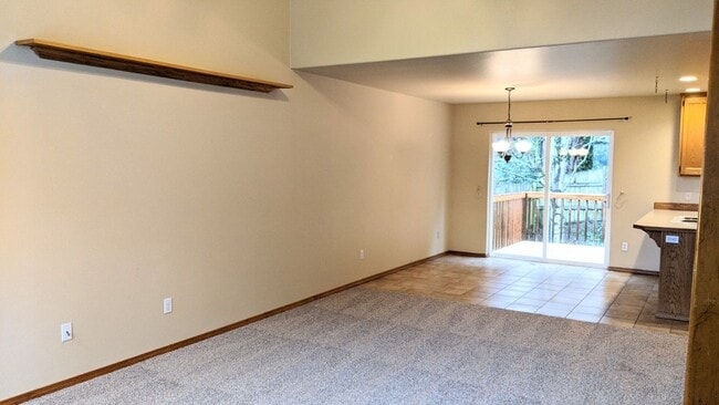 Building Photo - Spacious Four Bedroom in Great Location!