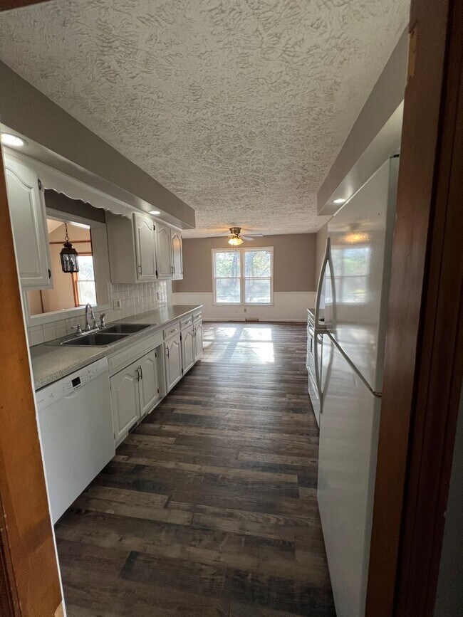 Foto del edificio - 4 bedroom/3 baths house