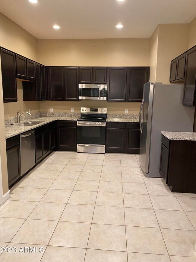 Building Photo - 1367 S Country Club Dr
