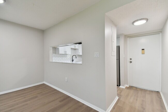 Foto del edificio - 7701 Starkey Rd