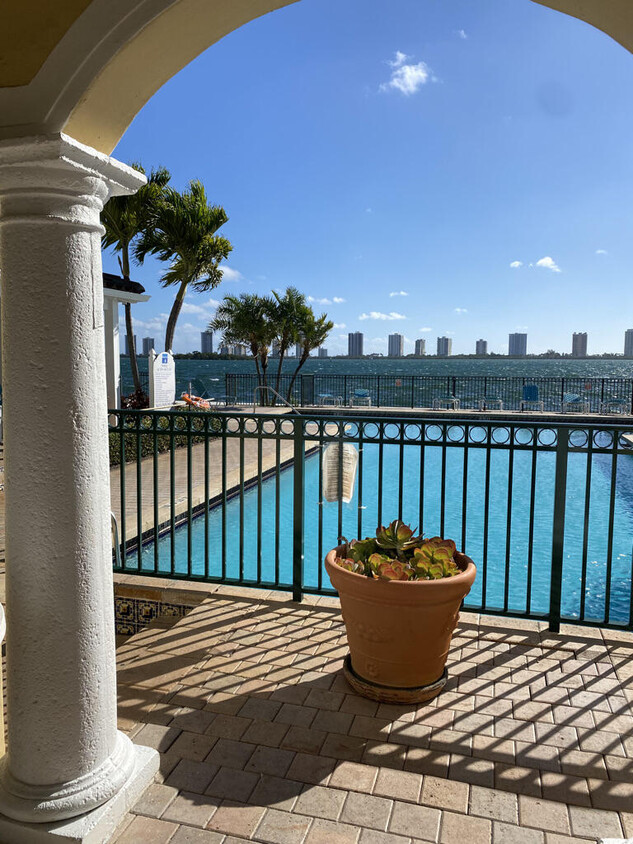 Foto principal - 1145 Lake Shore Dr